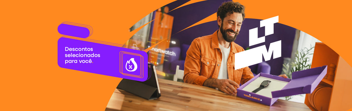 Homem sorridente abrindo caixa de smartwatch em mesa de madeira com fundo laranja.